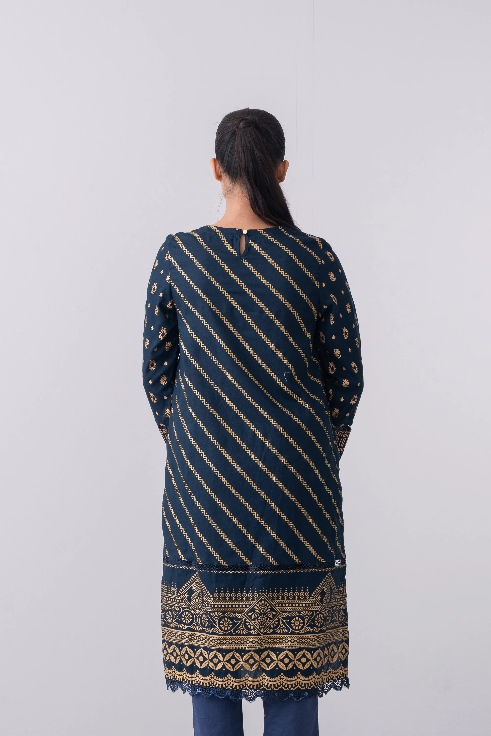 Metallic Printed Two Piece Lawn Salwar Kameez Suit - Image 4
