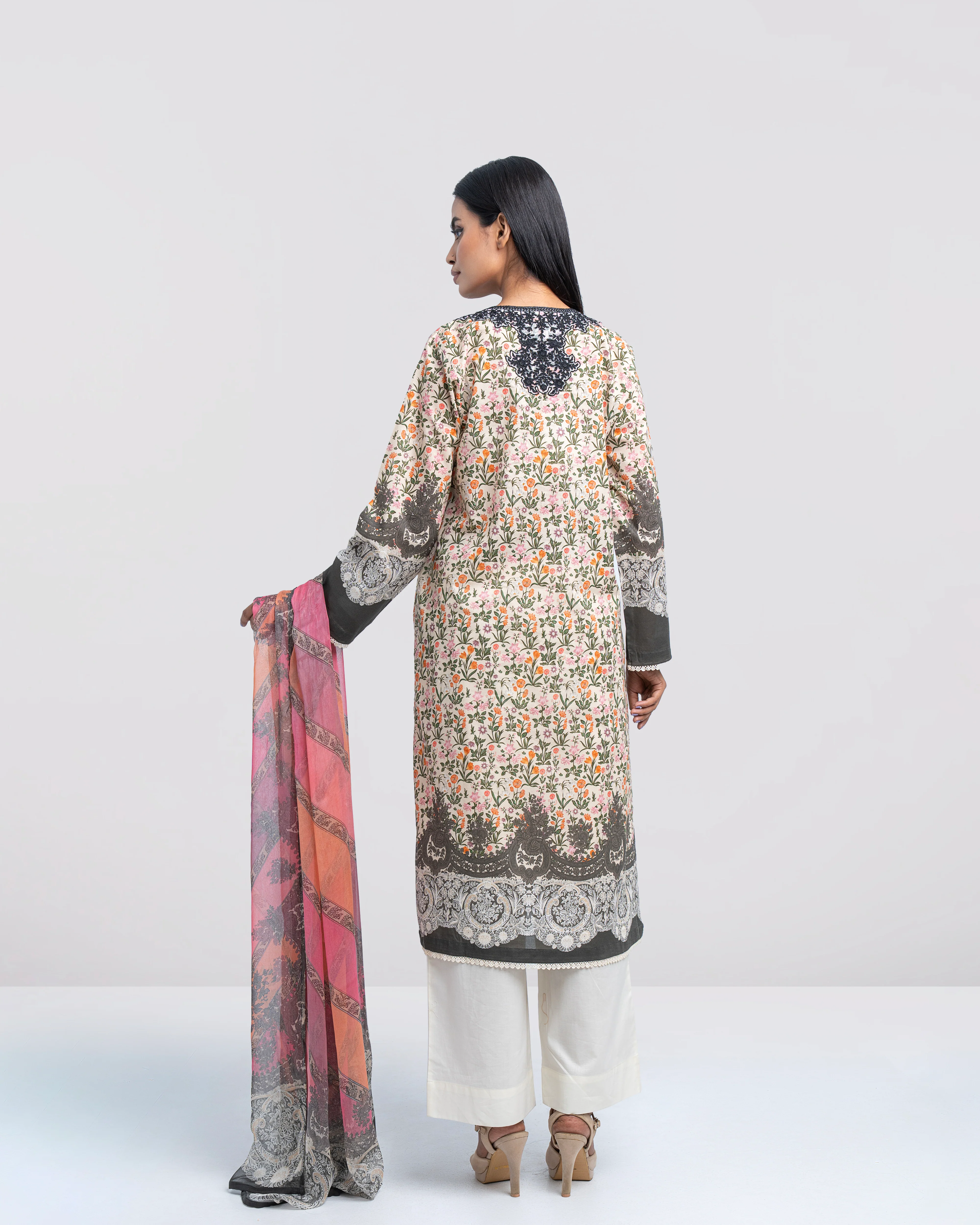 Relaxed Fit Printed Two-Piece Lawn with Chiffon Dupatta - Image 5