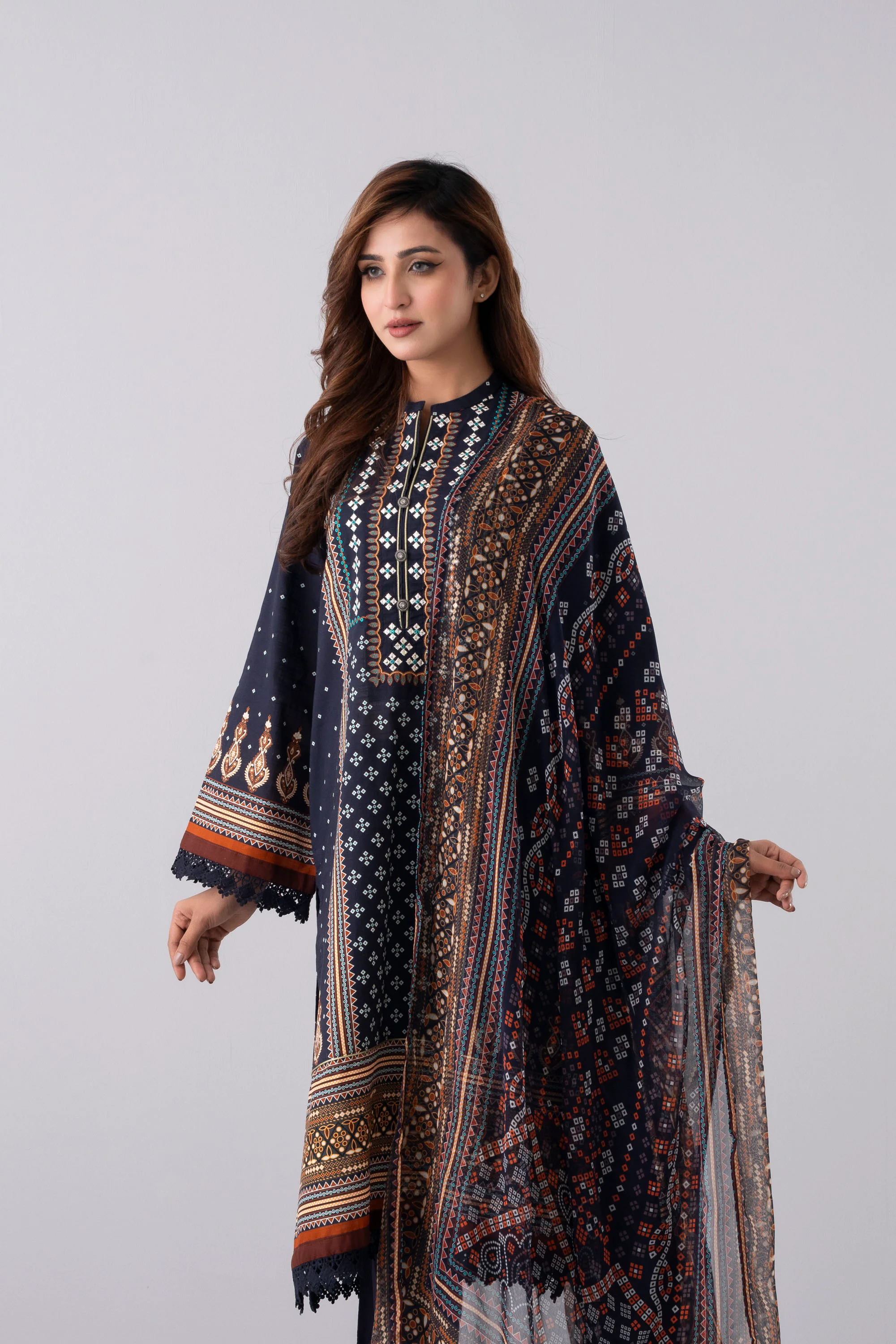 Relaxed Fit Khaddar Three-Piece Lawn with Chiffon Dupatta - Image 2