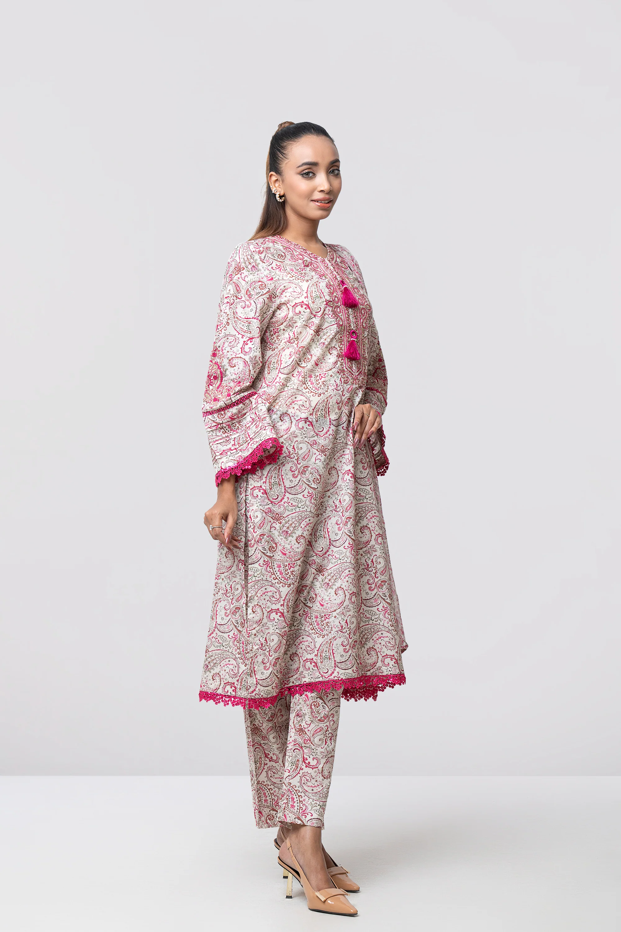 Smart Fit Printed Three-Piece Lawn with Chiffon Dupatta - Image 4