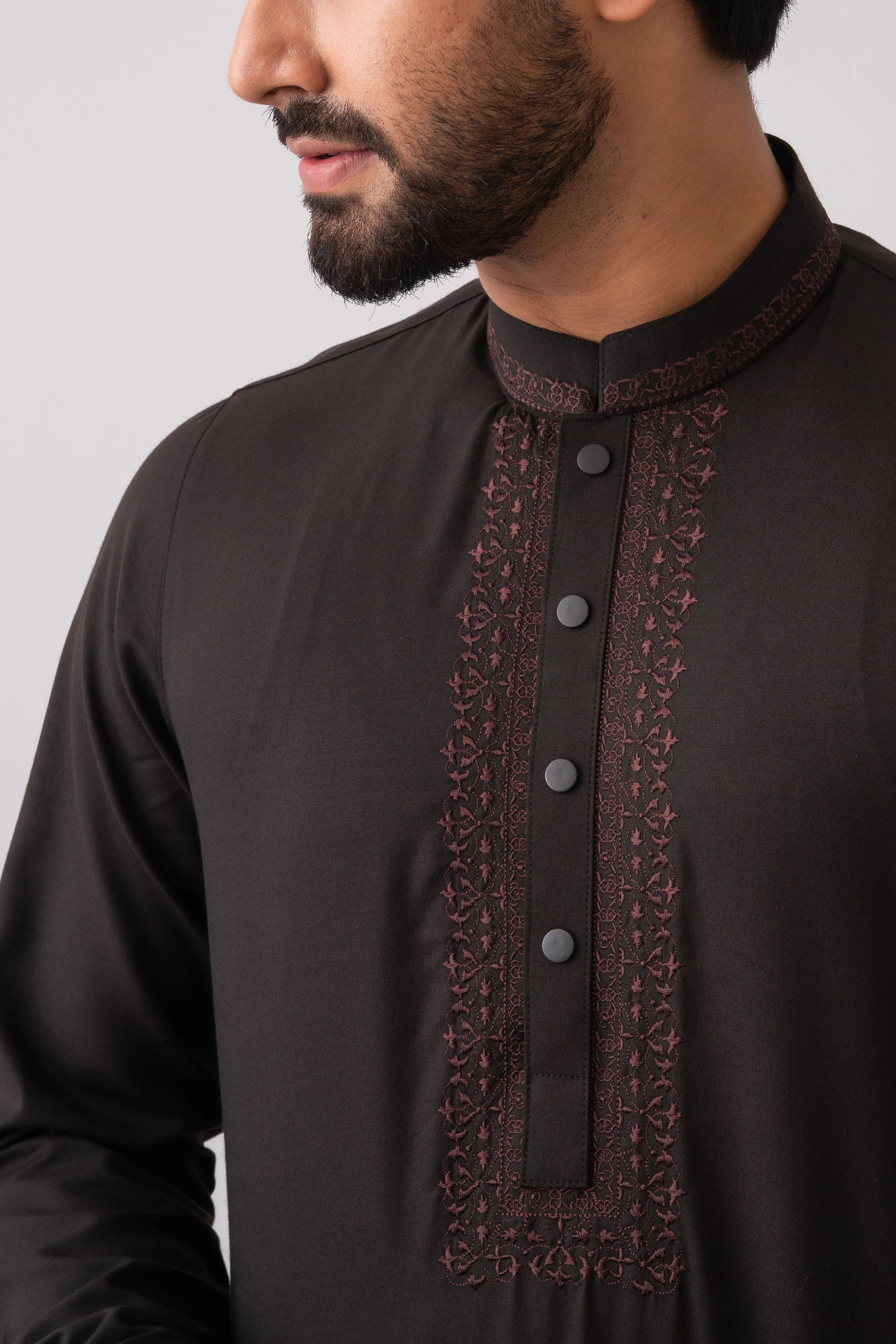 Regular Fit Embroidered Formal Kabli Set - Image 10