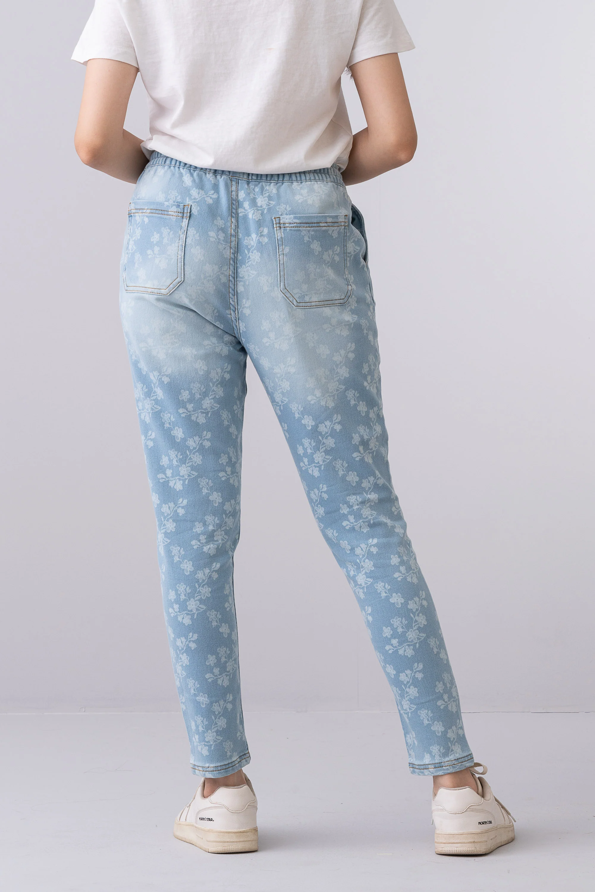 Regular Fit Flower-Printed Jeans - Image 4
