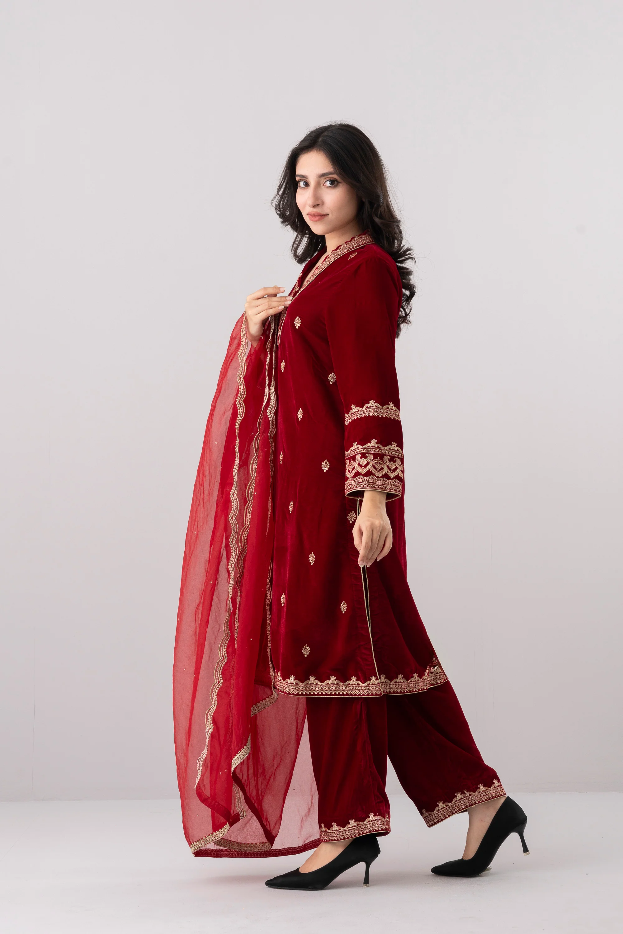 Smart Fit Embroidered Three-Piece Velvet Ethnic Set with Organza Dupatta - Image 3