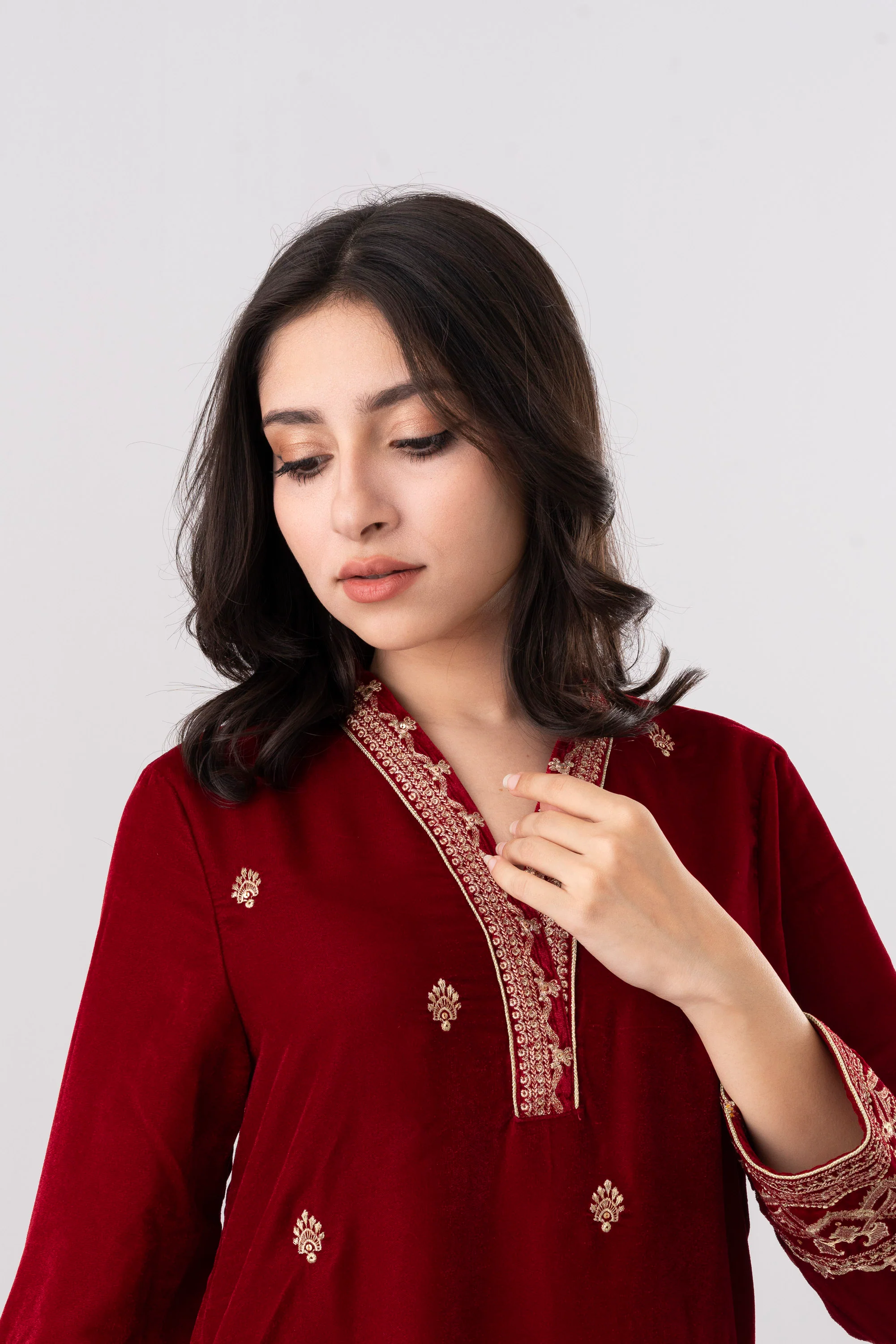 Smart Fit Embroidered Three-Piece Velvet Ethnic Set with Organza Dupatta - Image 5