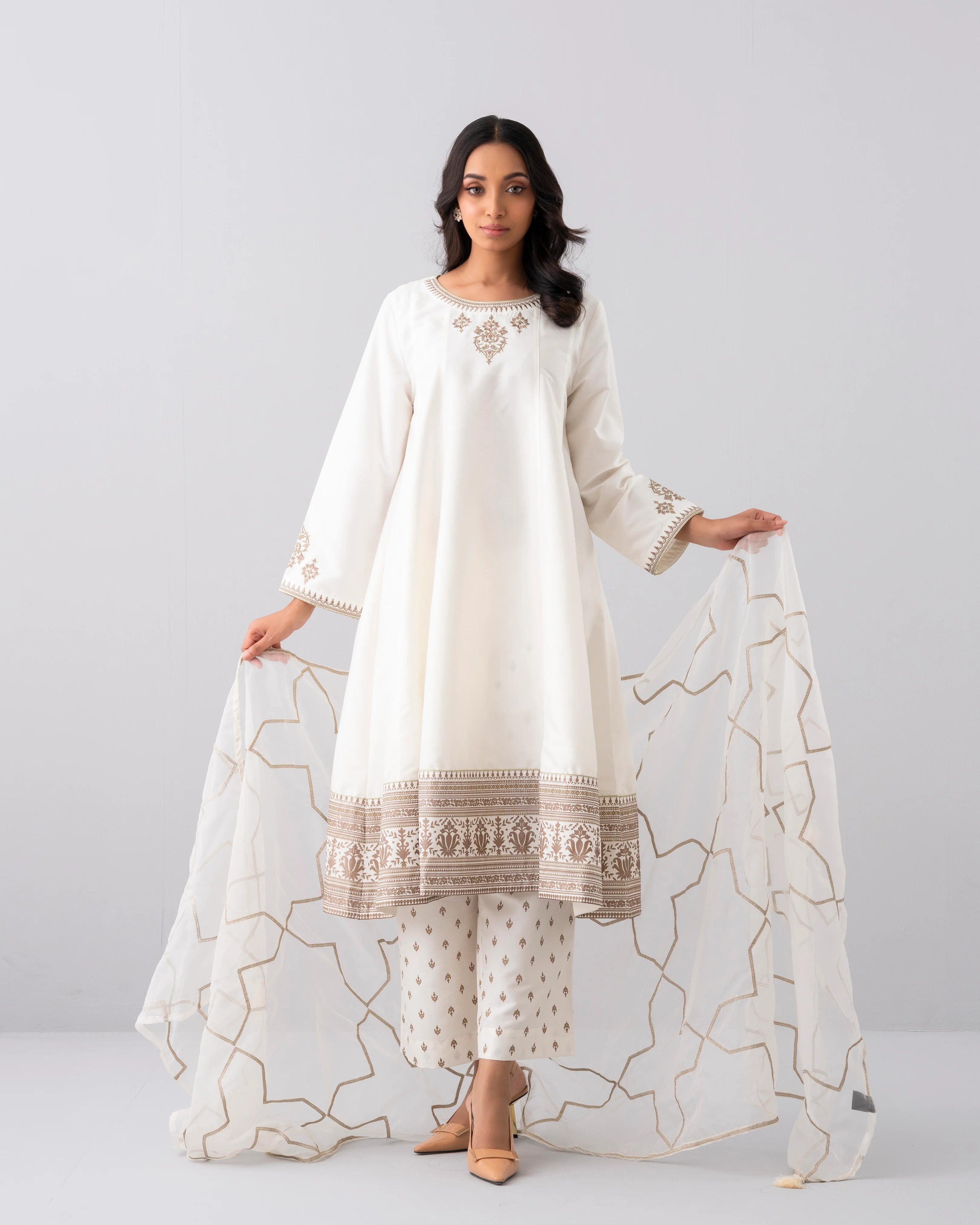Smart Fit Embroidered Three-Piece Semi-Formal Ethnic Set with Organza Dupatta