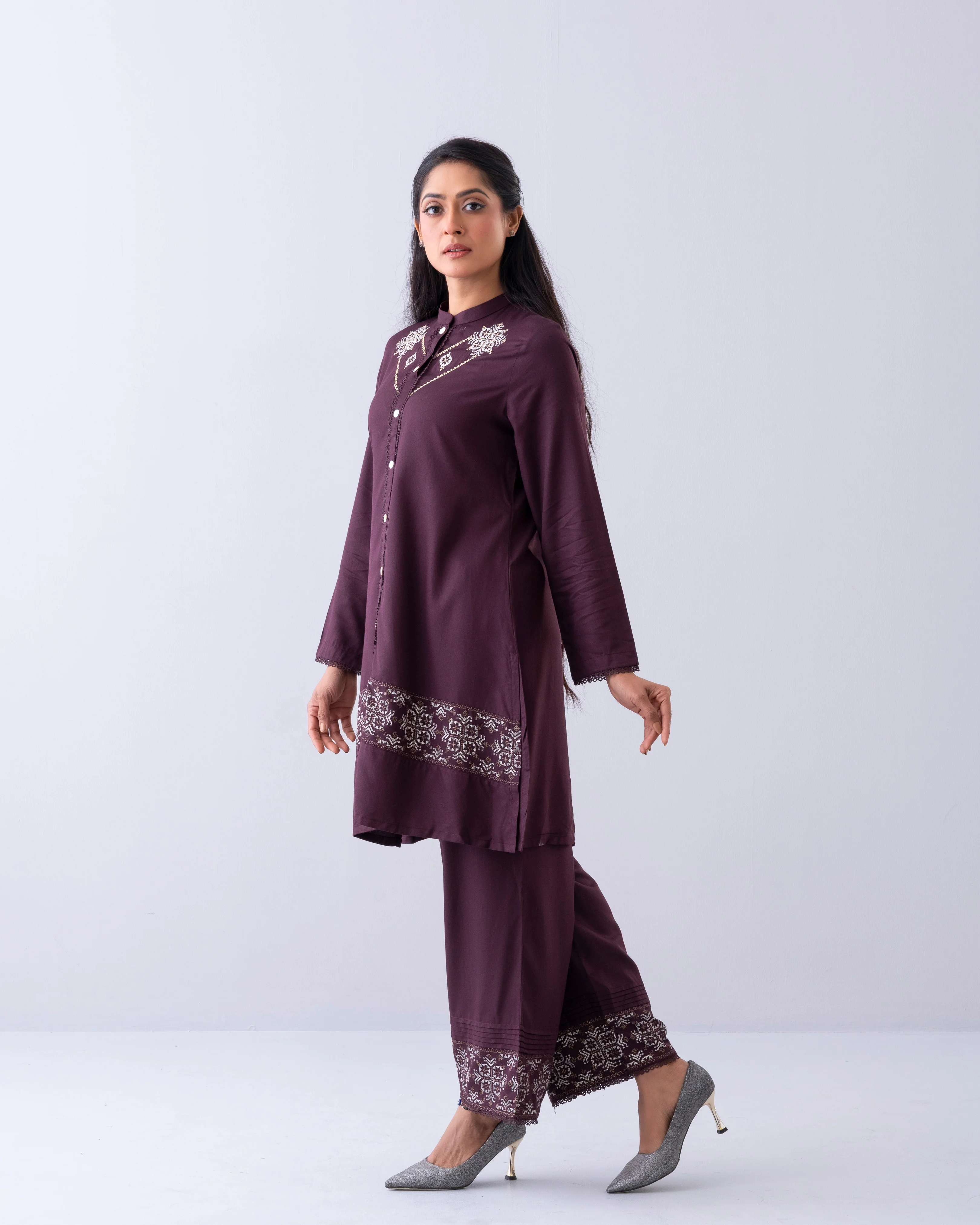 Relaxed Fit Embroidered Ethnic Kurti - Image 10