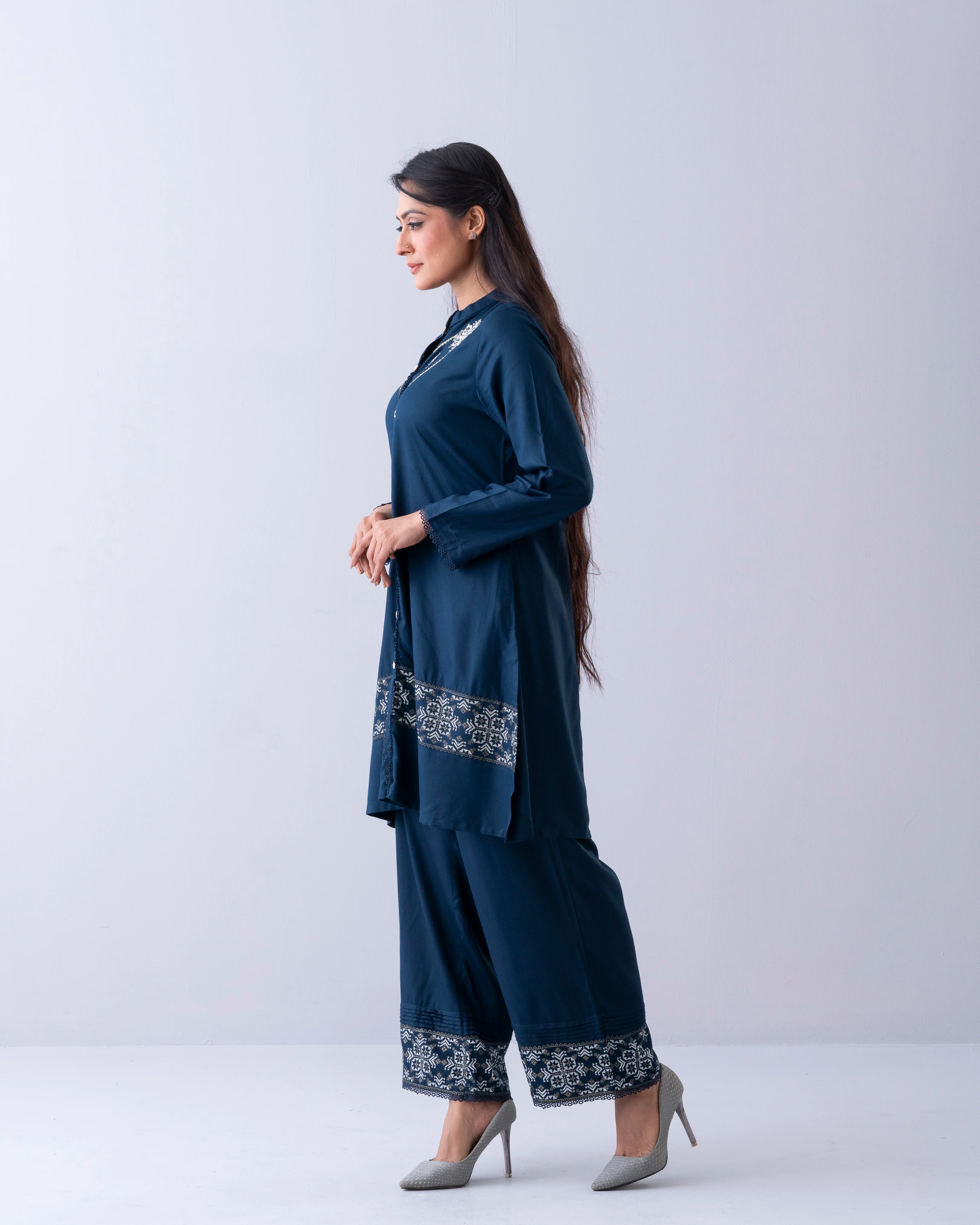 Relaxed Fit Embroidered Ethnic Kurti - Image 3