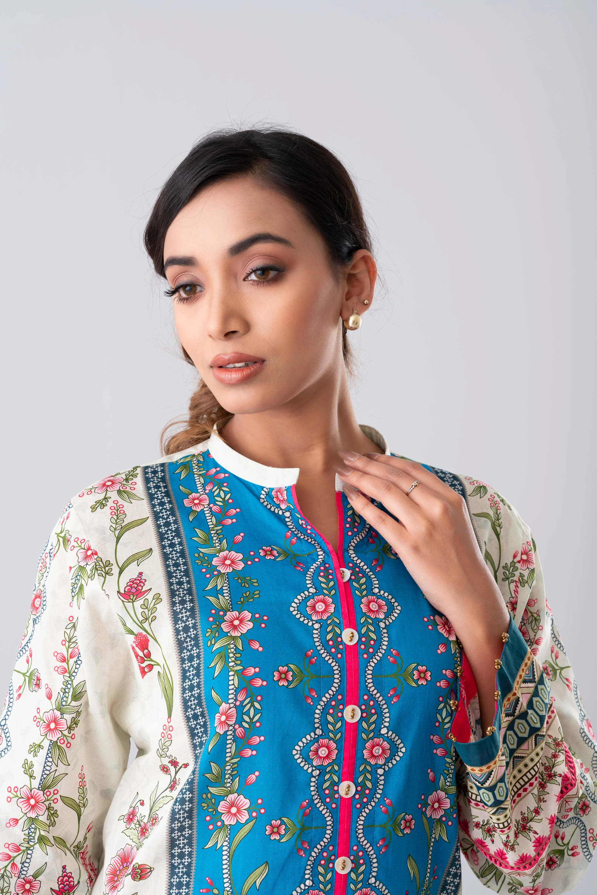 Relaxed Fit Printed Lawn Kurta - Image 5