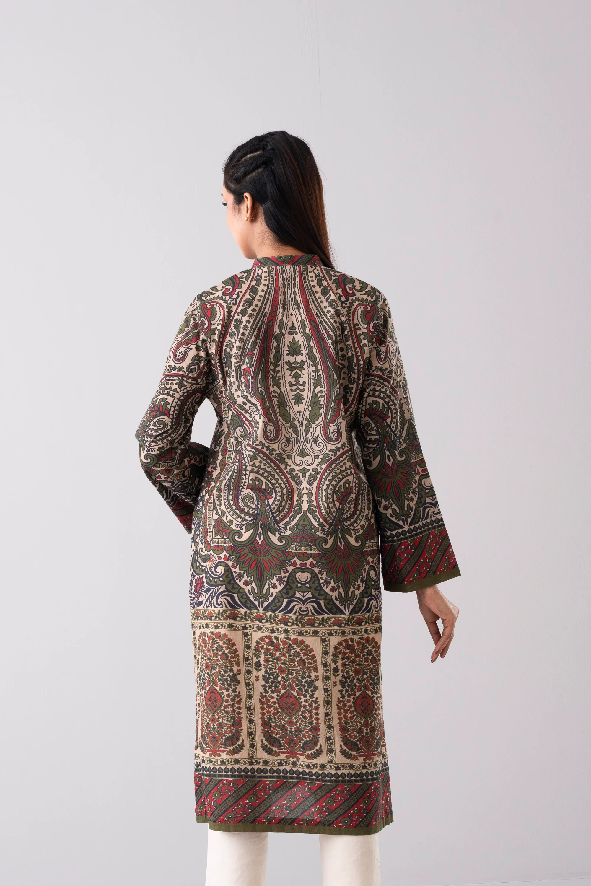 Relaxed Fit Embellished Lawn Kurta - Image 4