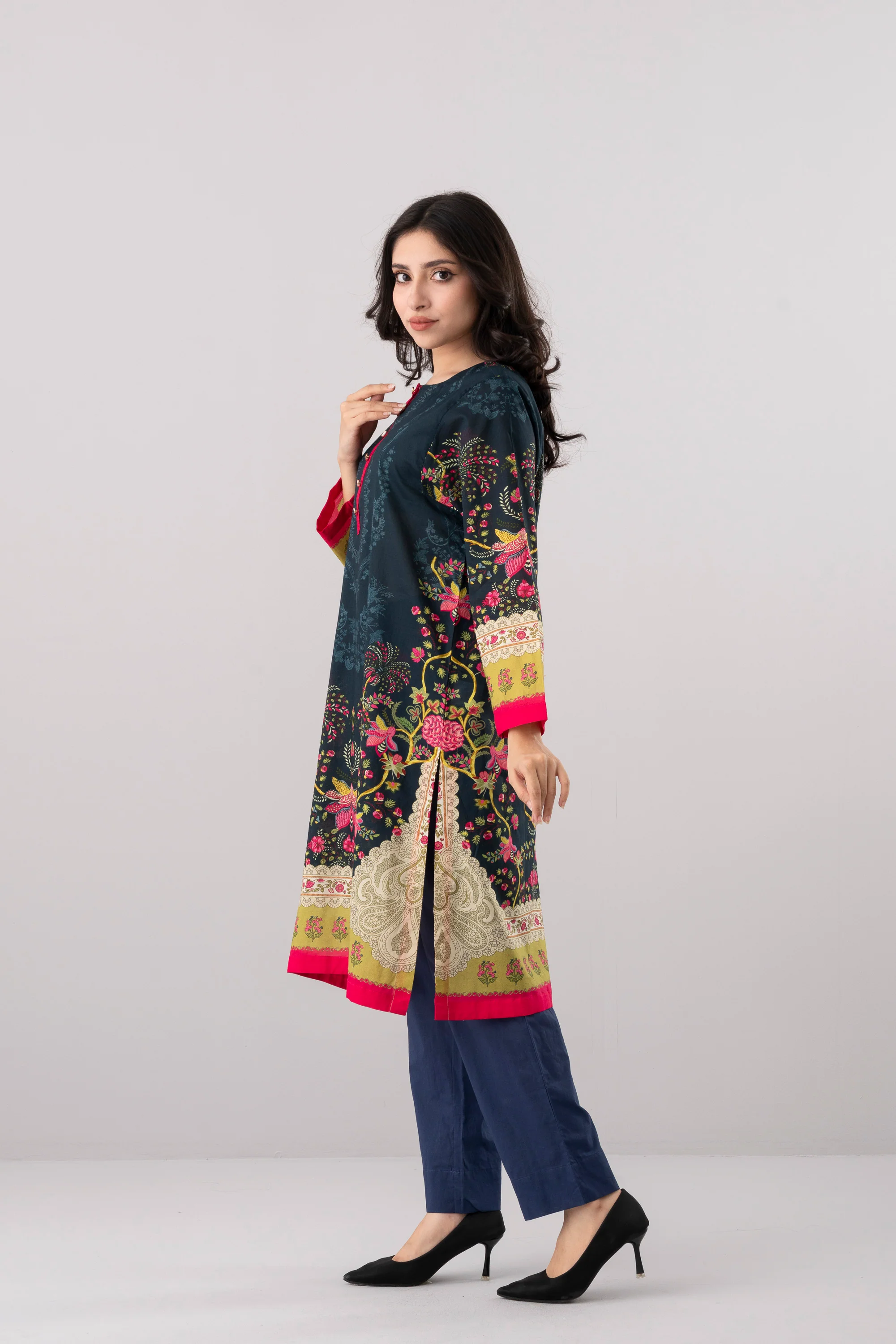 Relaxed Fit Printed Lawn Kurta - Image 3