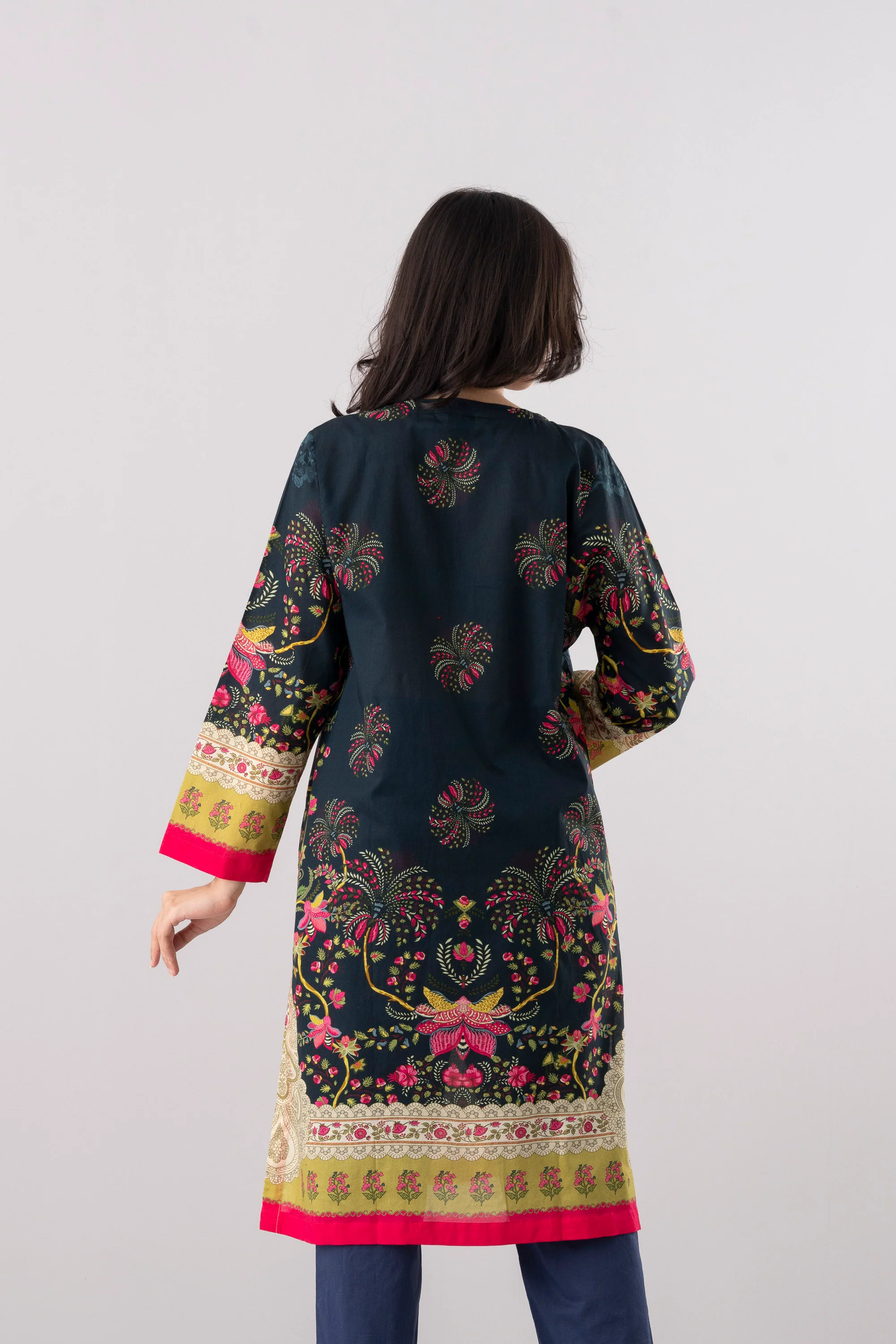 Relaxed Fit Printed Lawn Kurta - Image 4